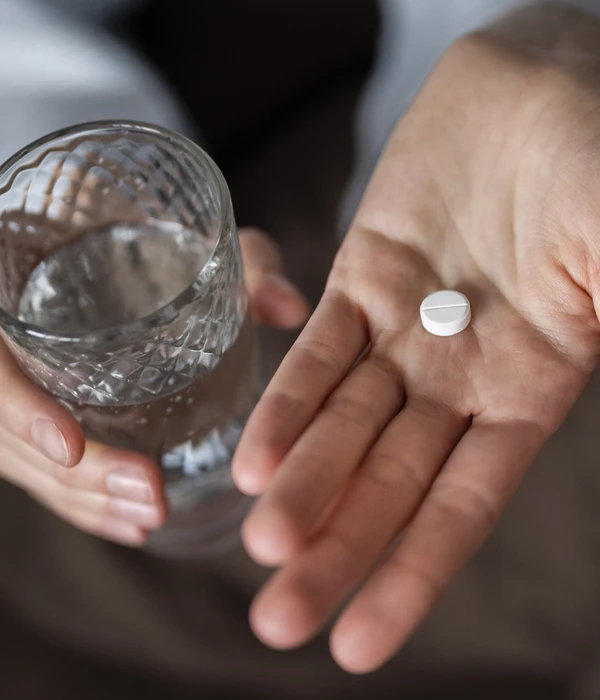 pastilla en mano de un adicto