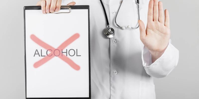 medico con cartel de no tomar alcohol