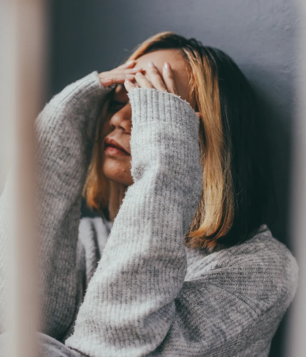 chica pensando en sus problemas de adicción