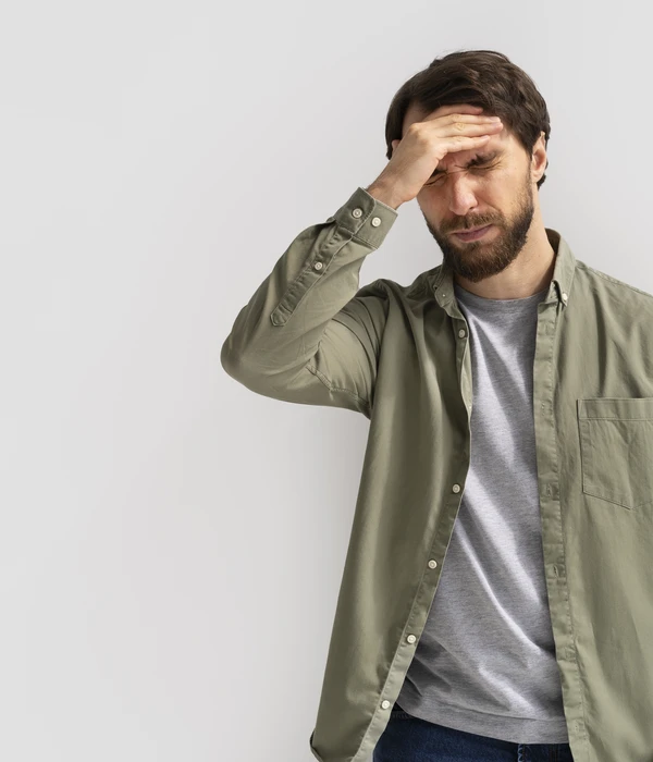 hombre con dolor de cabeza de una resaca