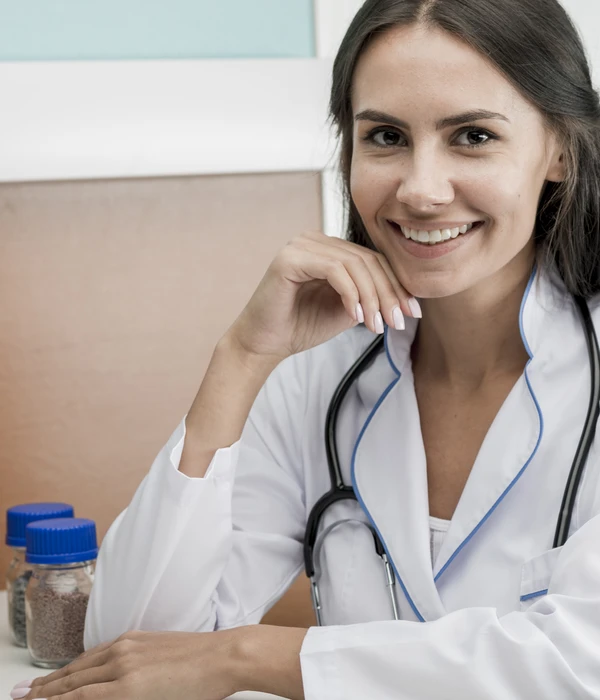 doctora sonriendo con su paciente