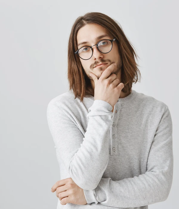 chico pensando en cambios emocionales después de tratamiento de alcohol 