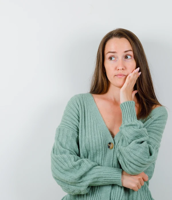 chica pensando en su recuperación de opioides