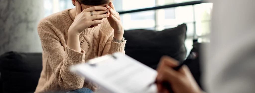 Mujer en terapia por adicción a los opioides.