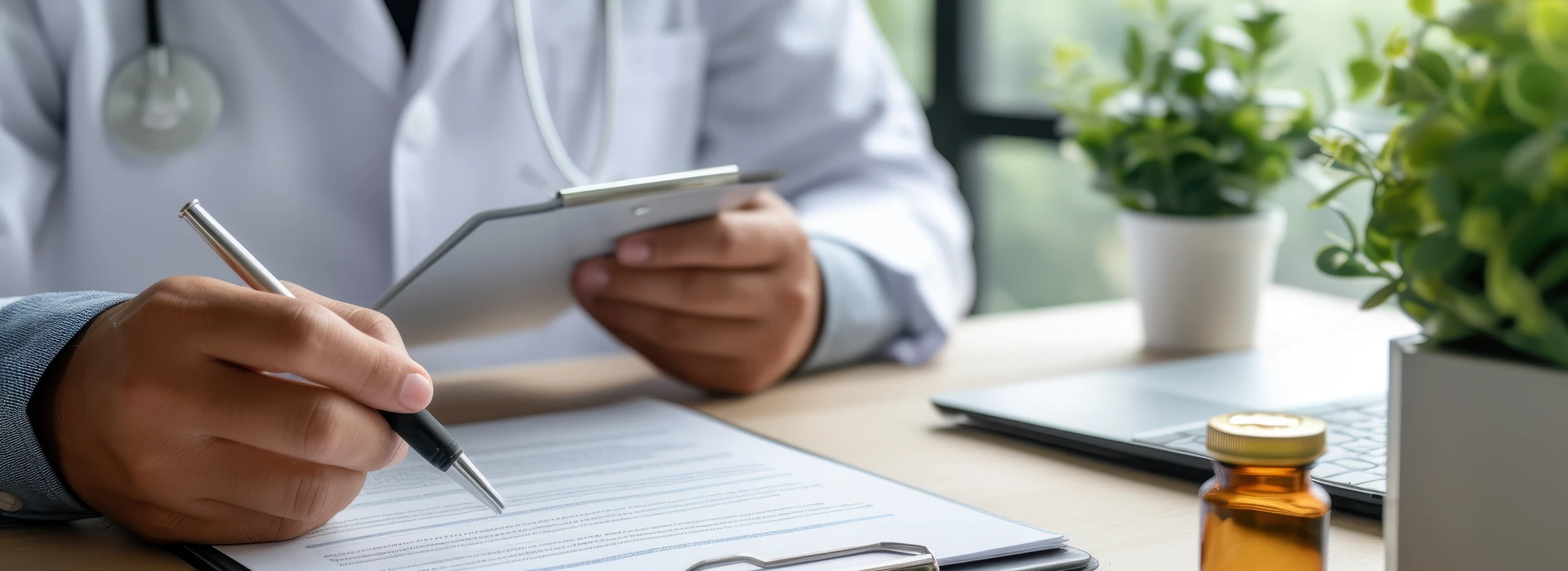 medico-escribe-receta-en-clipboard-con-pastillas-y-banner