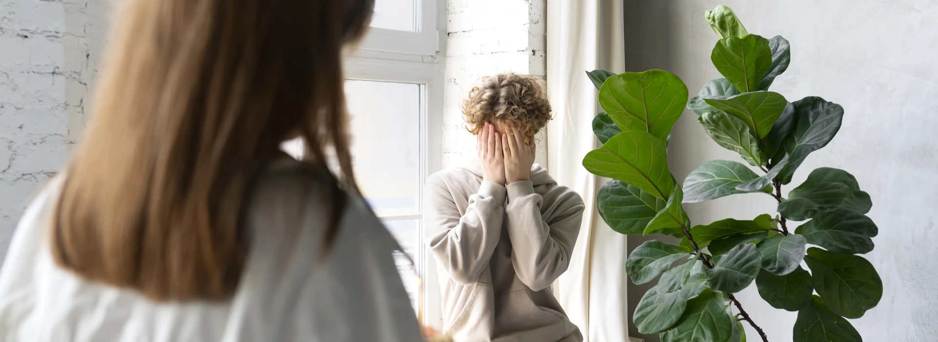 side-view-woman-surprising-boyfriend-banner