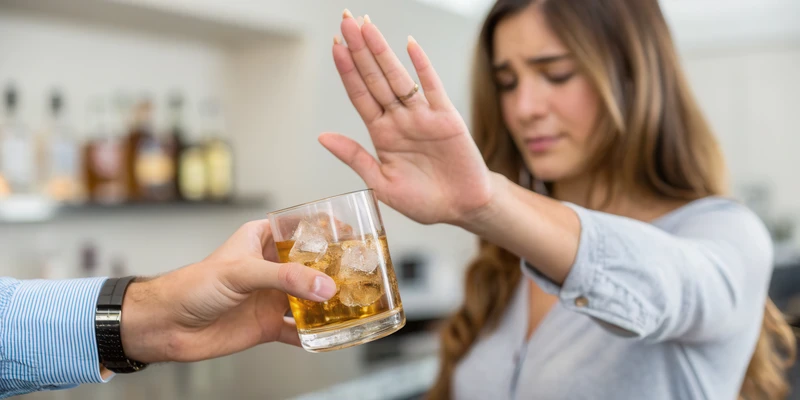 mujer-joven-rechazando-bebida-en-bar-moderno-durante