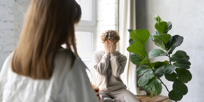 pareja joven discutiendo